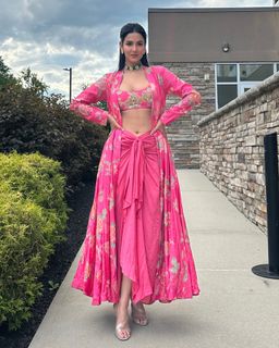 Sonal Chauhan feet photo thumbnail