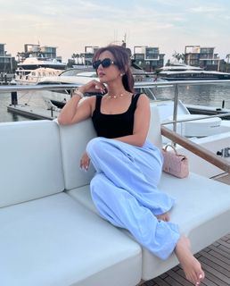 Sonal Chauhan feet photo thumbnail