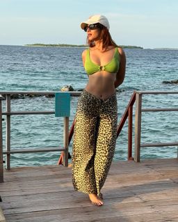 Sonal Chauhan feet photo thumbnail