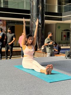 Sonal Chauhan feet photo thumbnail