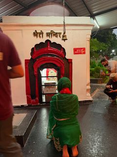 Sonal Chauhan feet photo thumbnail