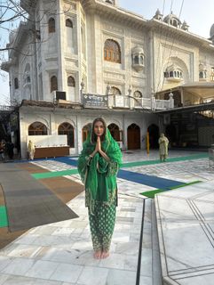 Sonal Chauhan feet photo thumbnail