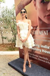 Sonal Chauhan feet photo 8