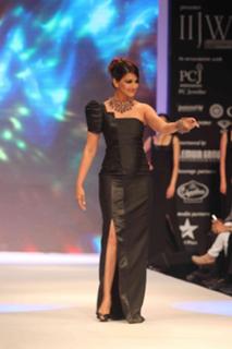 Sonali Bendre feet photo thumbnail