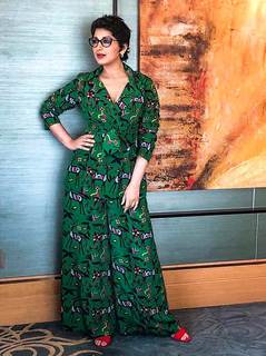 Sonali Bendre feet photo thumbnail
