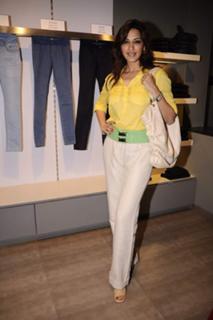 Sonali Bendre feet photo thumbnail