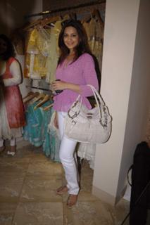 Sonali Bendre feet photo thumbnail