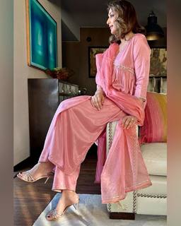 Sonali Bendre feet photo thumbnail