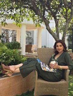 Sonali Bendre feet photo thumbnail
