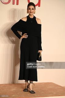 Sonali Bendre feet photo thumbnail