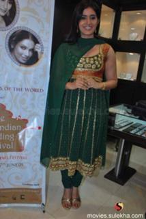 Sonali Kulkarni feet photo 3