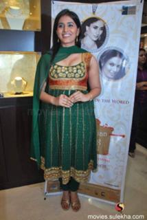 Sonali Kulkarni feet photo 5