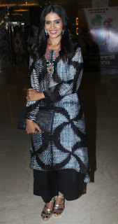 Sonali Kulkarni feet photo 3