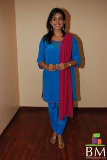 Sonali Kulkarni feet photo 8