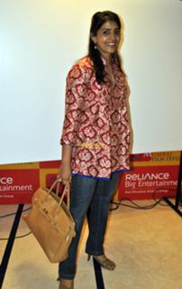 Sonali Kulkarni feet photo 5