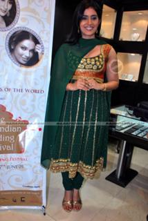 Sonali Kulkarni feet photo 20