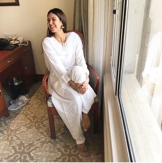 Sonam Bajwa feet photo thumbnail