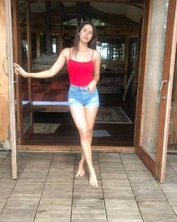 Sonam Bajwa feet photo thumbnail