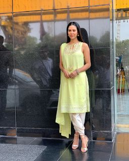 Sonam Bajwa feet photo thumbnail