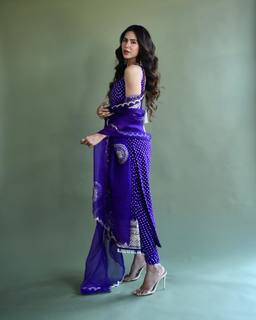 Sonam Bajwa feet photo thumbnail