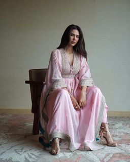 Sonam Bajwa feet photo thumbnail