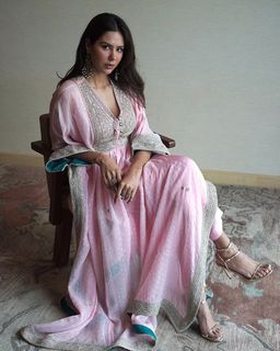 Sonam Bajwa feet photo thumbnail