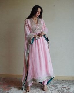 Sonam Bajwa feet photo thumbnail