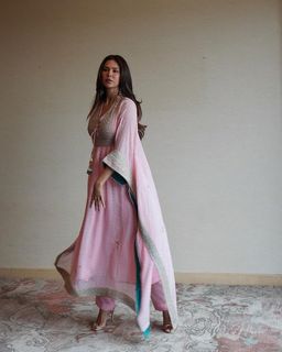 Sonam Bajwa feet photo thumbnail