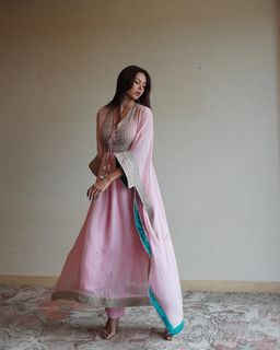 Sonam Bajwa feet photo thumbnail