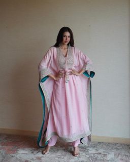 Sonam Bajwa feet photo thumbnail