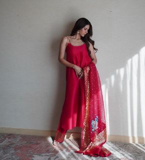 Sonam Bajwa feet photo thumbnail