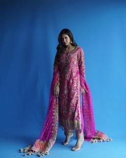 Sonam Bajwa feet photo thumbnail