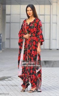 Sonam Bajwa feet photo thumbnail