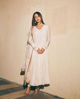 Sonam Bajwa feet photo 9