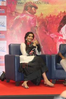 Sonam Kapoor feet photo thumbnail