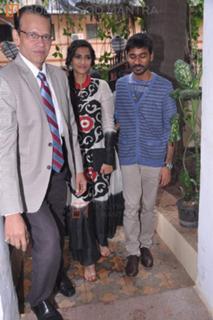 Sonam Kapoor feet photo thumbnail
