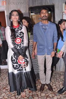 Sonam Kapoor feet photo thumbnail