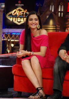 Sonam Kapoor feet photo thumbnail