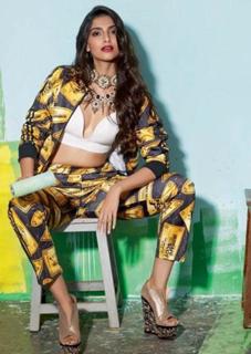 Sonam Kapoor feet photo thumbnail