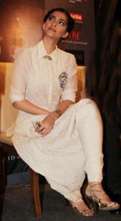 Sonam Kapoor feet photo thumbnail