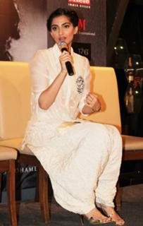 Sonam Kapoor feet photo thumbnail