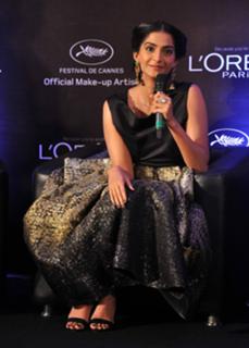Sonam Kapoor feet photo thumbnail