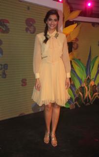 Sonam Kapoor feet photo thumbnail