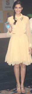 Sonam Kapoor feet photo thumbnail