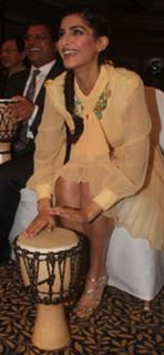 Sonam Kapoor feet photo thumbnail
