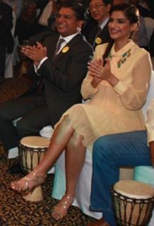 Sonam Kapoor feet photo thumbnail
