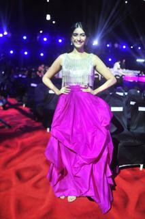 Sonam Kapoor feet photo thumbnail