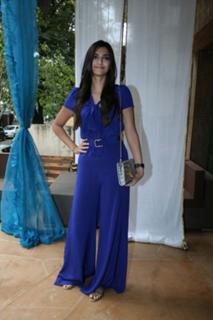 Sonam Kapoor feet photo thumbnail