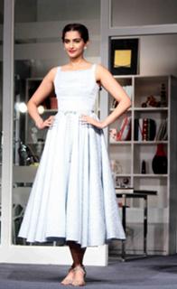 Sonam Kapoor feet photo thumbnail