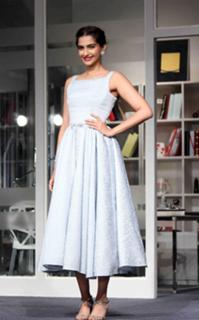 Sonam Kapoor feet photo thumbnail